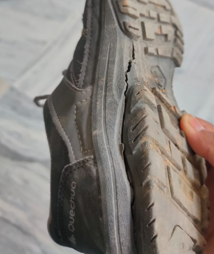 atul_chem's tweet photo. @Decathlon_India @Decathlon 
These pairs i bought in Apr 2022 as the previous ones i purchased in 2019 were extremely durable &amp;sturdy.

However these ones developed cracks within 10 months of purchase; i showed it offline, wrote online but to no avail. Unexpected 'Customer Care' https://t.co/VAX5HeCYFT