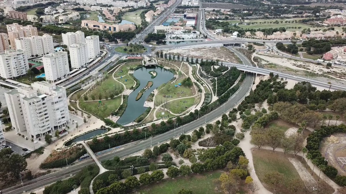 🎂 El #ParqueLaMarjal de #Alicante cumple 8 años. Promovido por el <a href="/alicanteayto/">Ayuntamiento Alicante</a> y <a href="/AMAEM_Oficial/">Aguas de Alicante</a>, el parque inundable se ha convertido en una importante infraestructura pionera que mejora la calidad de vida ciudadana desde la #PlayadeSanJuan.

➕ informacion.es/la-cronica-bar…