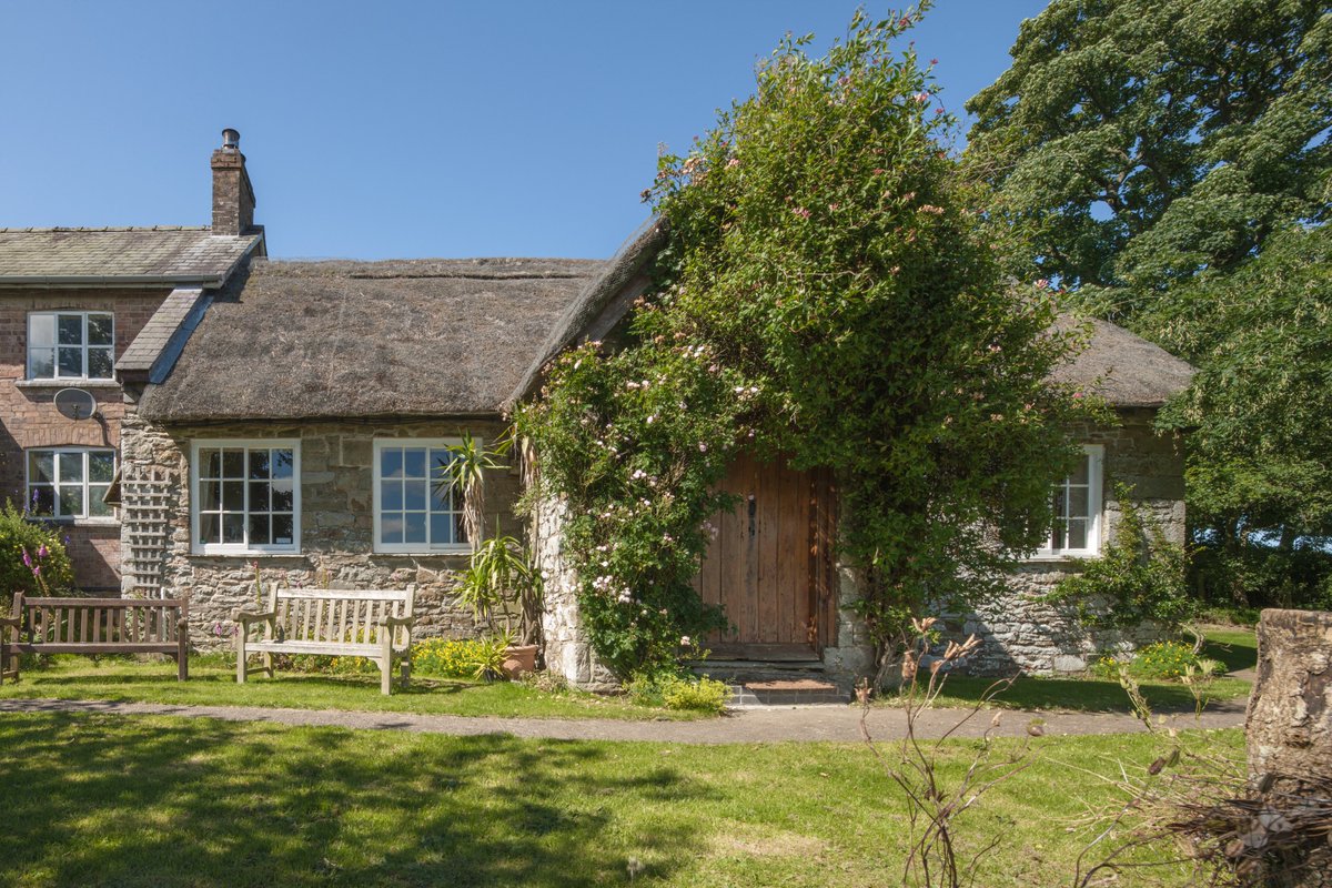 This is ‘The Pales’ Meeting House in Llandegley, Powys; an important place of worship for Quakers since the late seventeenth century, with the current building probably dating to c.1745, and Grade II* Listed. 1/2 📸<a href="/RC_Survey/">CB_Arolygu / RC_Survey</a> (2012)