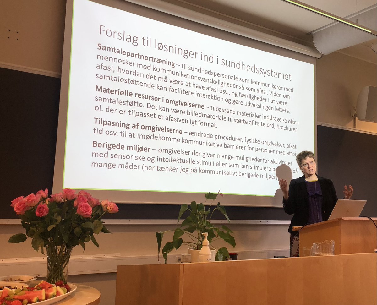 afasirehab's tweet photo. Fantastisk med workshop om #samtalestøtte ved #afasi. #KomTil ved dyktige og sympatiske @jytteisaksen fra @SyddanskUni. Anledningen? Vi markerer at et kull feiende flotte masterstudenter ved @Norduniversitet er ferdige #logopeder. Gratulerer, studenter! #NordLogopedi https://t.co/isEDR2696Z