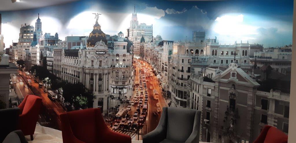PuertaToledoH's tweet photo. 😀En un rinconcito de nuestro amplio hall, podrás tomarte un café sintiendo que formas parte de una auténtica estampa madrileña.
Y...¡No olvides hacerte la foto! 😎 https://t.co/W1qly7DwIc #HotelMadrid #HotelMadridCentro #Escapadas #MadridATuAlcance #Hotel #EscapadasMadrid https://t.co/KY6Im4TSvl
