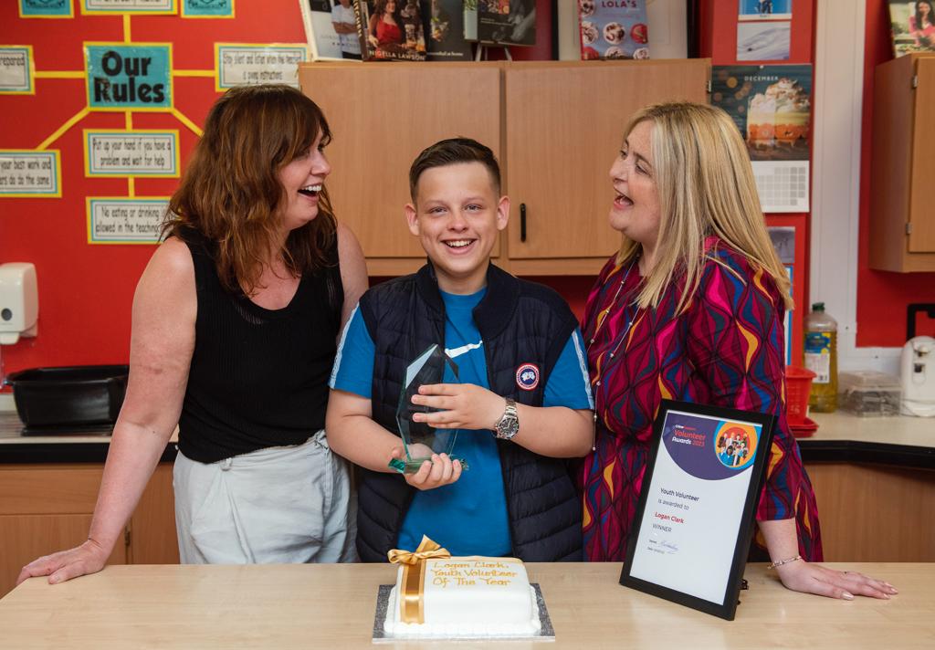 1/4 🧵 I am thrilled to announce that Logan Clark from @WhitehillSec, Glasgow
has beaten off tough competition from across the UK to be crowned @CrimestoppersUK Youth Volunteer of the Year 👑 

@CrimestopSCOT & I could not be happier or prouder

#VolunteersWeekScot
@Doug_GCC