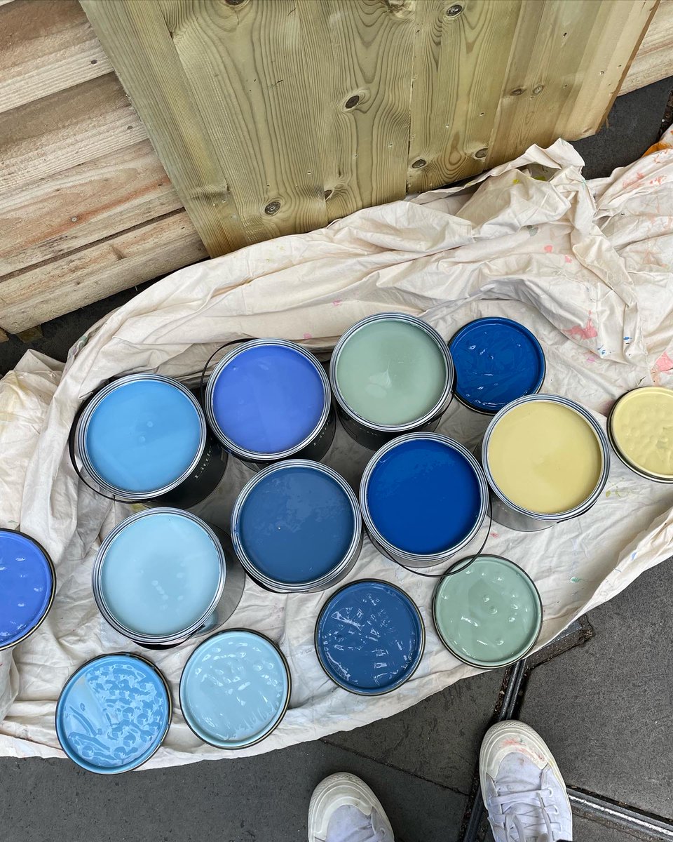 RAIN GARDEN for the @MCRFlowerFest alongside the mega @ArdwickClimate. Had all the fun painting up this shed in the sun with delish @LittleGreene paint 🦋