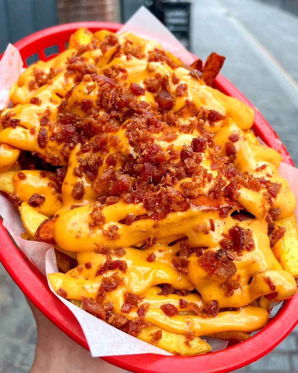 AlmostFamousLIV's tweet image. The bestest most delicious fries in the world… probably even the WHOLE UNIVERSE #baconbacon 🥓🫶🏻