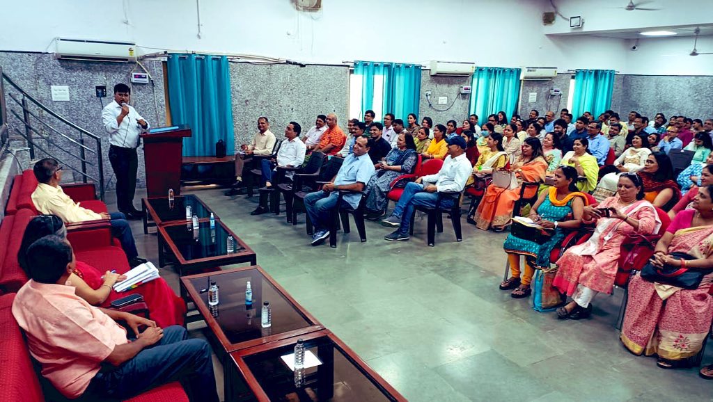 DDE, South @ashokktyagi1 shared, applauded & appreciated some of the success stories from the schools he visited recently! He also asked to deep dive and suggest solutions to the challenges so far, for taking #MissionBuniyaad to next level! Glimpses from DDE-MT-TDC-MBC Meeting!