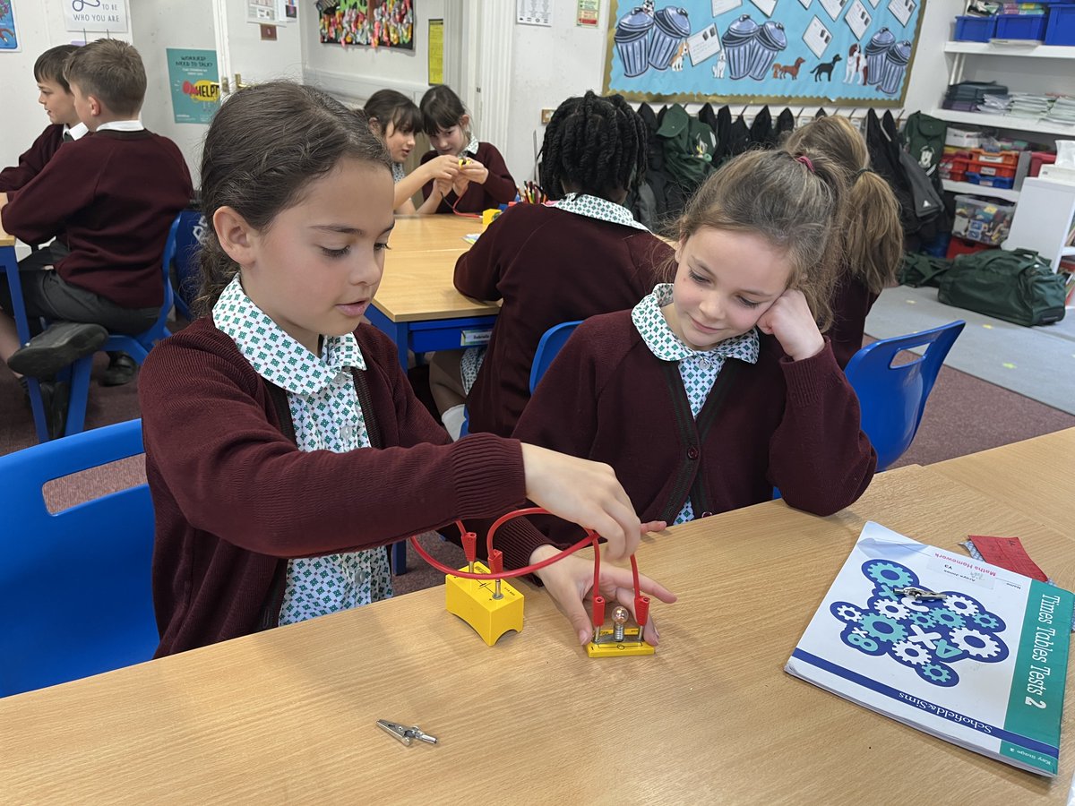 Year 3 have been making circuits in Science this term💡 ⚡️ 

#science #sciencelesson #circuits #circuit #prepschool #independentschool #sevenoaks #kemsing #kent #otford #teamwork @learningSMG @ScienceMagazine @sciencemuseum