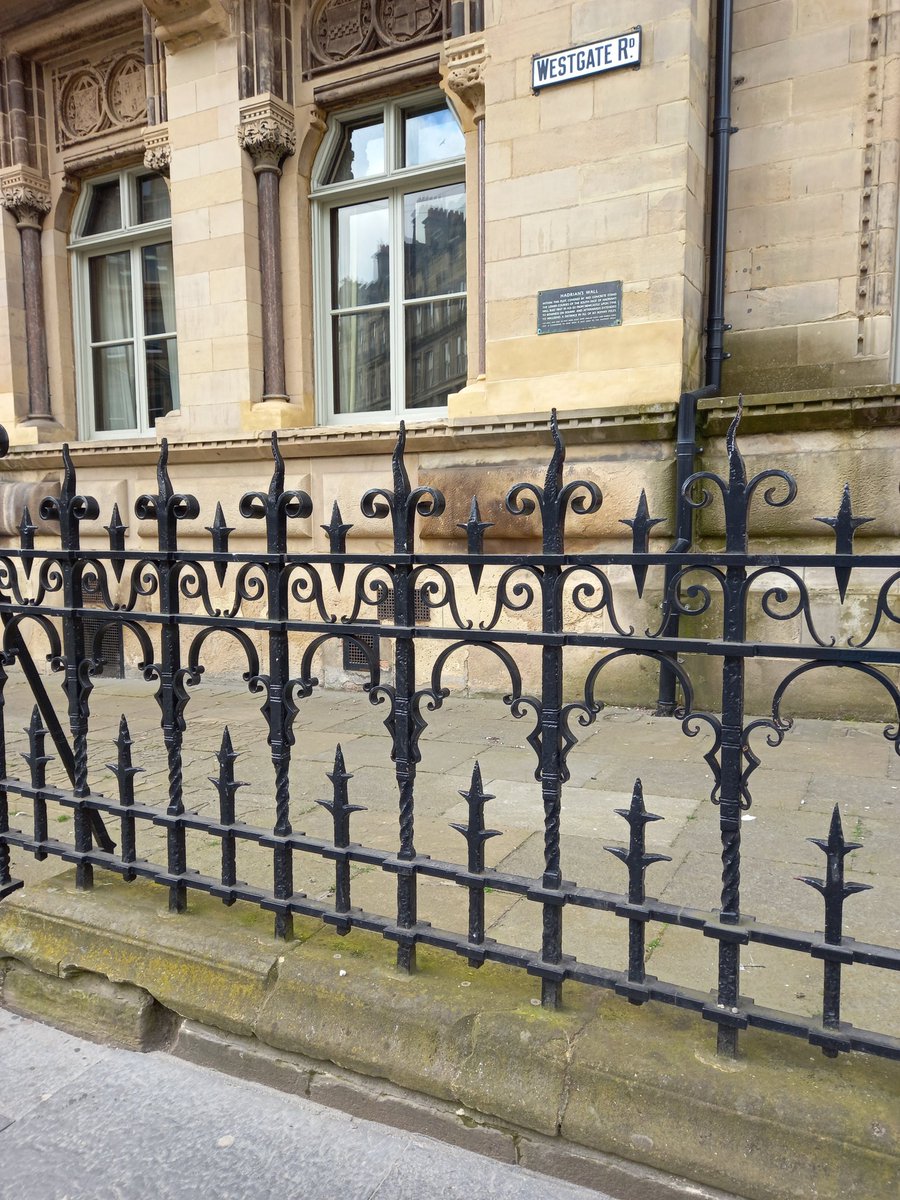 For #IronworkThursday, here are the railings of @MiningInstitute, Newcastle-upon-Tyne, 1869-72. Nicely fronts a tiny section of Hadrian's Wall.