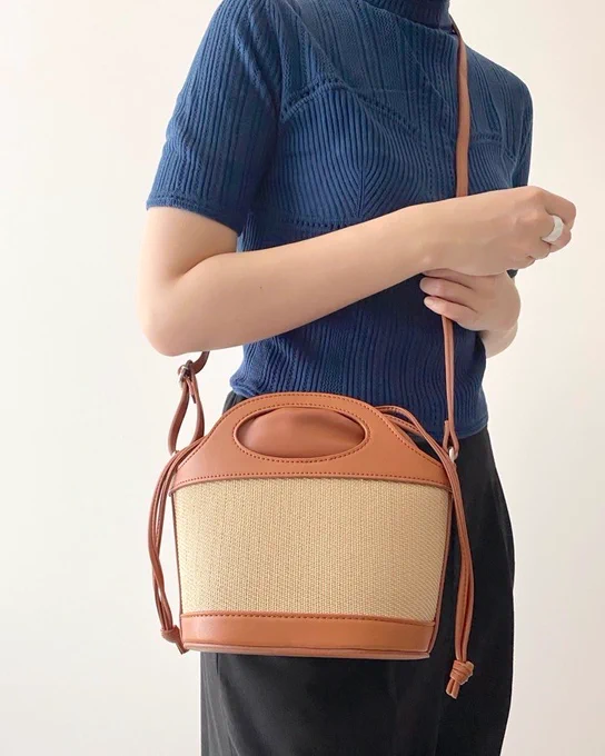 【GU】夏中ヘビロテしちゃいそう…!2490円の「新作ミニバッグ」可愛いのに荷物がたっぷり入るの!   GUの「ミニショルダーバッグ」がオシャレすぎる〜!コーデのアクセントになってくれる、上品なデザインが魅力。巾着タイプなので開閉しやすく、人混みでも安心して使えます!