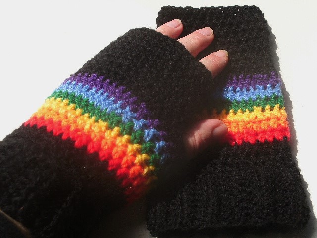 Handmade crochet fingerless gloves. Proceeds to a #LGBTQ+ homeless project. ebay.co.uk/itm/2560956323… #HandmadeHour #Pride #Rainbow #htlmp