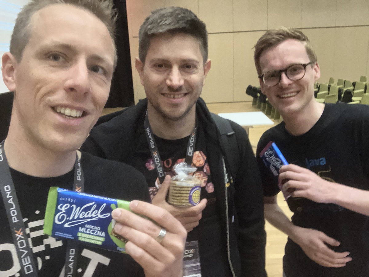 hannotify's tweet image. #TeamStroopwafel is at #DevoxxPL! Exchanging Polish 🇵🇱 &amp;amp; Dutch 🇳🇱 gifts with @piotrprz. Thank you for all you do in our community!
