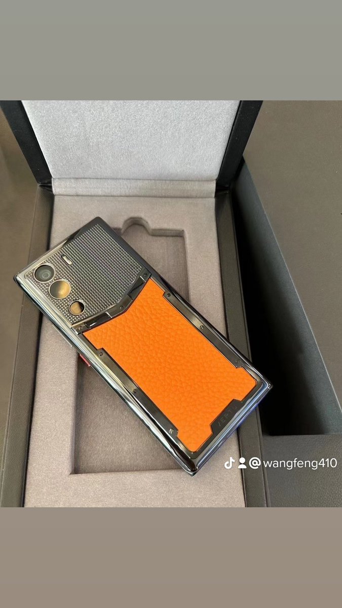 Firth1998's tweet photo. The MetaVertu orange calf leather phone is equipped with new technology and unique design, showing its distinctive luxury temperament. This phone has a very soft and comfortable feel, and is very easy to operate. It uses calf leather on the leather, which is extremely high-end. https://t.co/lk4claJf0f