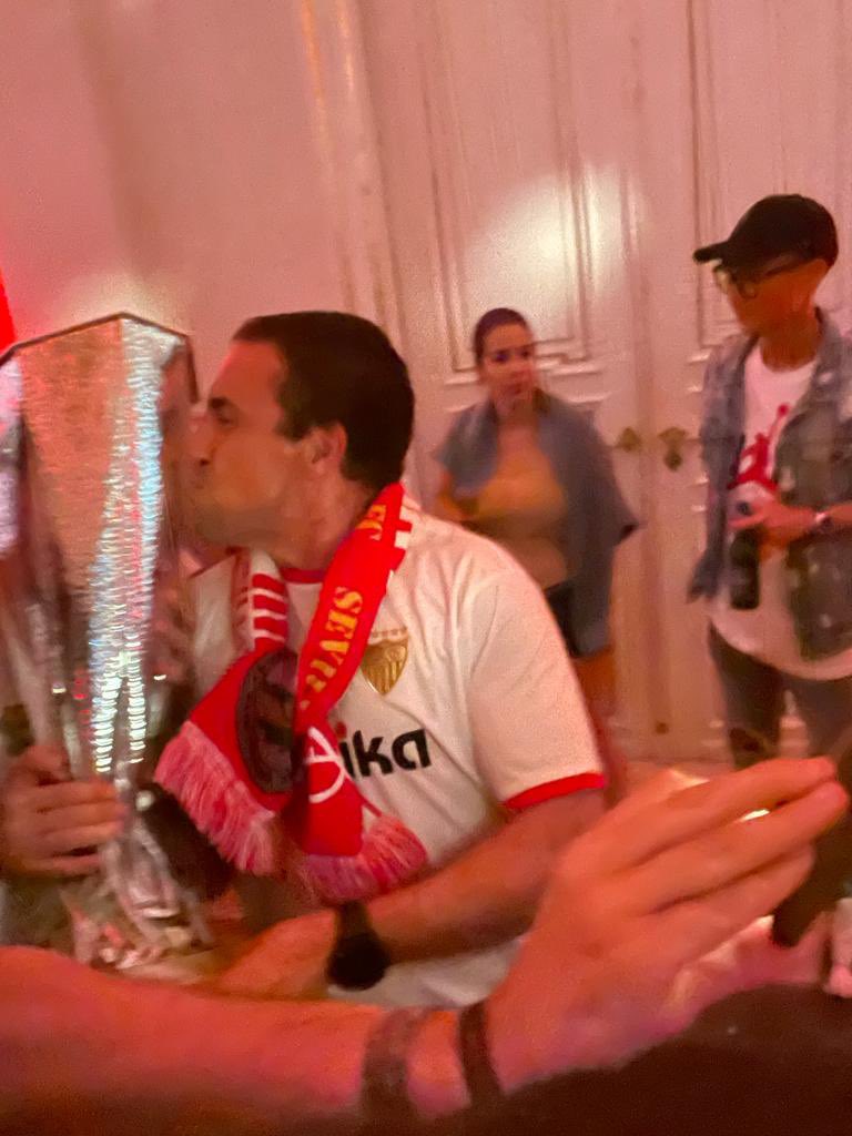 Por que nadie la quiere como nosotros 
VAMOS SEVILLA !!!!
