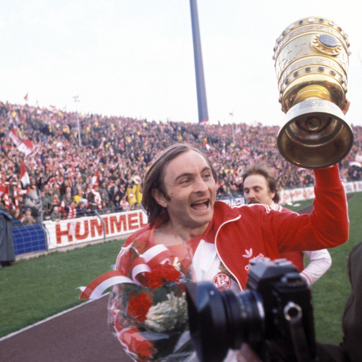 EffzehRetro's tweet photo. Happy Birthday Roger Van Gool 💪

The right winger, who ran his opponents into the void with clever dribbles and won the double with the #effzeh in 1978, turns 73 today! 🏆🔴⚪ #effzehretro #fckoeln https://t.co/1zUl62hKnC