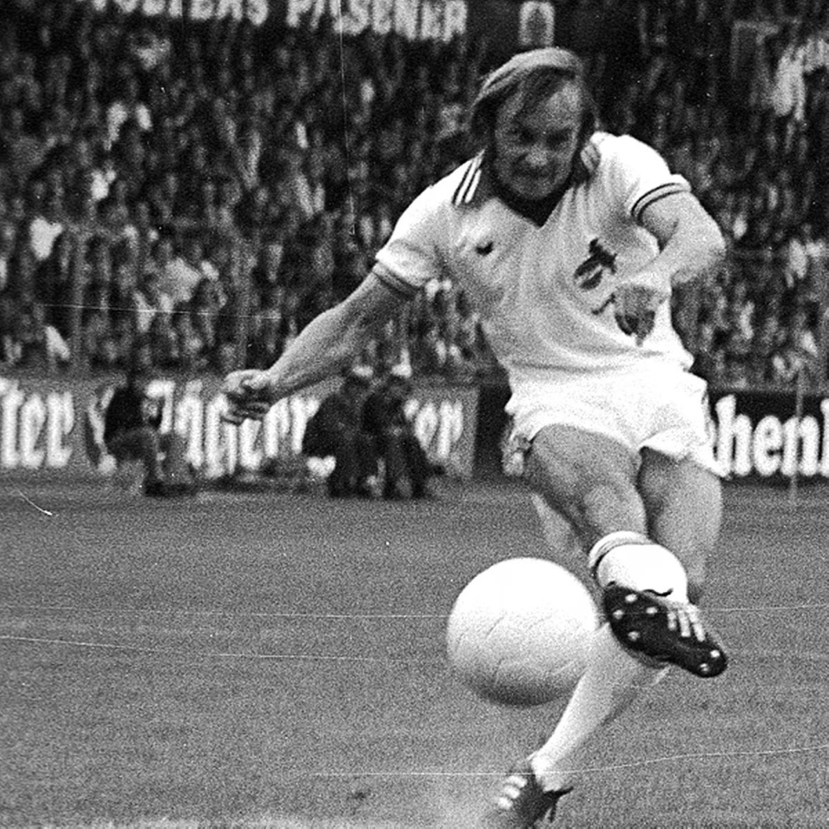 EffzehRetro's tweet photo. Happy Birthday Roger Van Gool 💪

The right winger, who ran his opponents into the void with clever dribbles and won the double with the #effzeh in 1978, turns 73 today! 🏆🔴⚪ #effzehretro #fckoeln https://t.co/1zUl62hKnC
