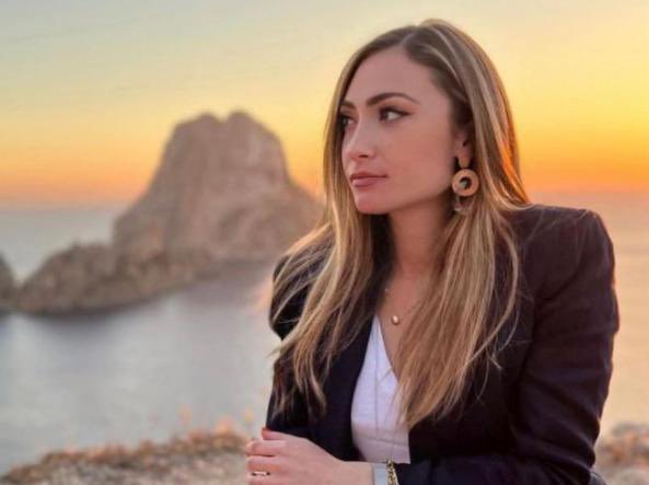 Giulia Tramontano aveva 29 anni ed era incinta di 7 mesi.

Giulia aveva un futuro davanti, anzi due.

Giulia è stata uccisa dal suo compagno che, tra l’altro, aveva già portato un’altra donna ad abortire, probabilmente per la loro relazione clandestina.

Giulia è la sedicesima