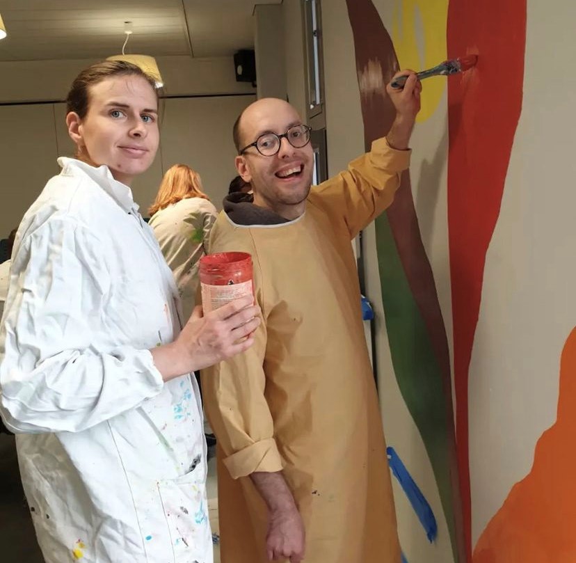Un coup de pinceau, un pas vers la beauté partagée ! 🎨

Chez Simon de Cyrène Angers, on a réalisé la fresque de notre salle communautaire !

Fruit d’un beau travail de collaboration entre GEM La Vie, Simon de Cyrène et l’artiste Vanessa Piras, le projet est devenu réalité ! 😉