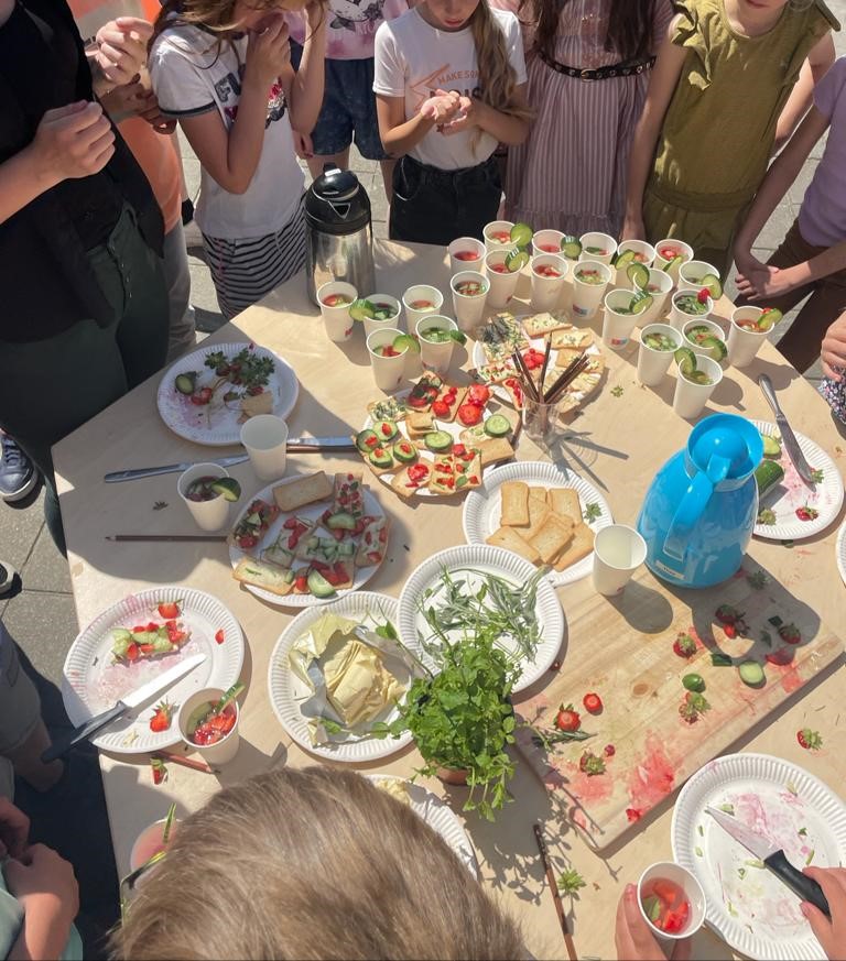 Vandaag hebben kinderen van @cbsdewendakker meegedaan aan de groei-en proefles over hun eigen #voedselbosje. Deze voedselboswachters hebben de planten die ze najaar 2022 hebben geplant opgemeten en nagetekend zo zien ze het verschil. ivn.nl/aanbod/voedsel… #voedseleducatie