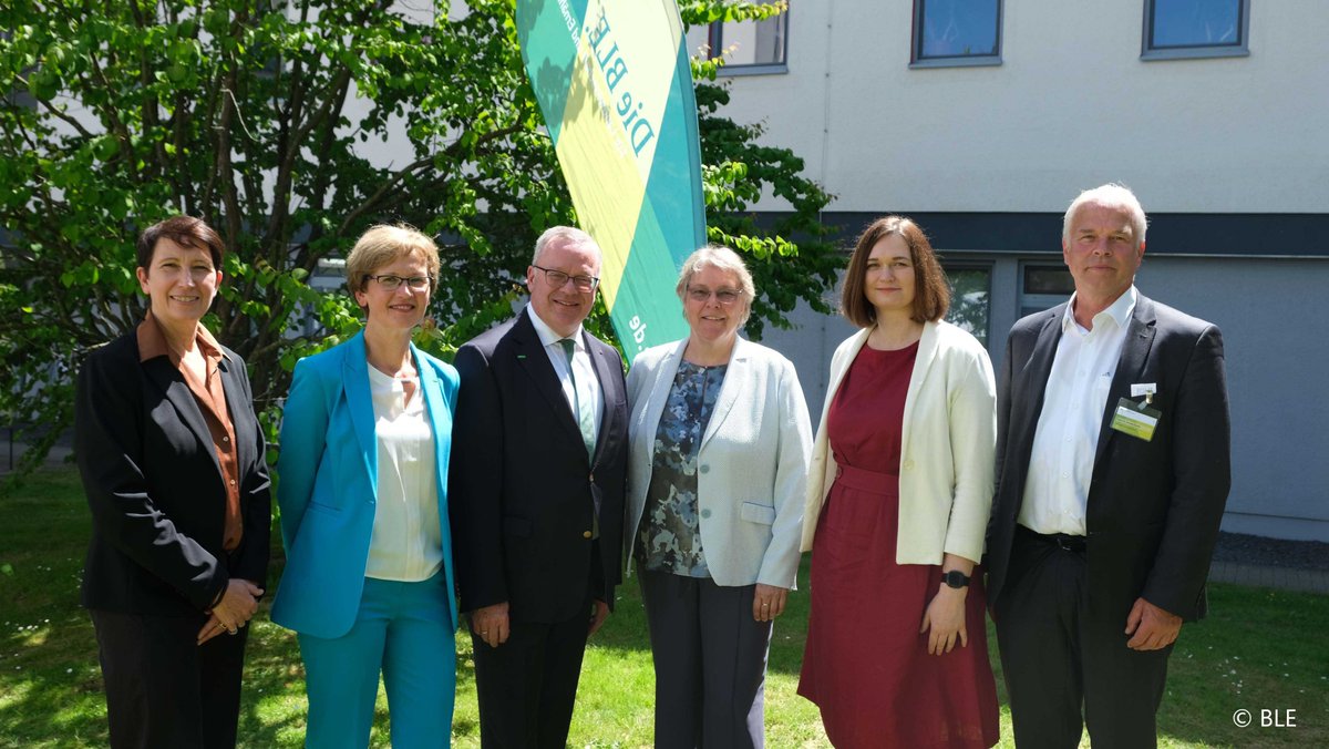 BZL_aktuell's tweet photo. Fazit des #BLE-Fachtags am 31.05.2023 zum Umbau der #Tierhaltung: Mit der Gestaltungsbereitschaft der Politik, einem anwenderfreundlichen Förderprogramm und langfristig etablierter #Haltungskennzeichnung kann der Wandel gelingen!
➡️https://t.co/AwKtF3Wf80 https://t.co/igfIyYtsMe