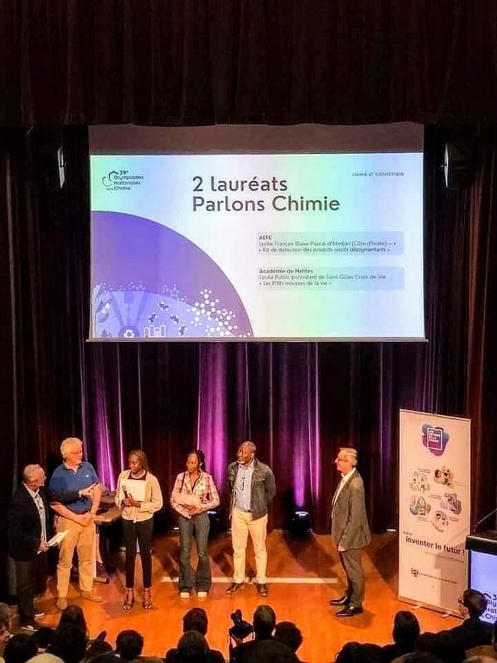 edithbrou's tweet photo. Félicitations aux deux jeunes ivoiriennes 🇨🇮 en classe de Terminale, Prescillia Diezia et son amie Aminata, qui ont remporté le jeudi 25 Mai, le Prix du Concours de Chimie de toutes les écoles françaises 🇨🇵🔥💪🏾
Elles ont présenté un « Kit de détection des produits nocifs dépigmentants ».
Félicitations aux championnes de chimie issue du lycée Blaise Pascal d'Abidjan ! 

***A RETENIR👉🏾 Organisés chaque année au niveau national et régional, les concours des Olympiades de la Chimie ont pour objectifs de susciter l’intérêt des lycéens pour la Chimie. Pour la dernière édition, 52 lycéens parmi plus de 2.800 jeunes de toute la France et de lycées français de l’étranger ont participé aux épreuves finales du concours national à Paris les 23 et 24 mai 2023, sur le thème « Chimie et cosmétique » ***
