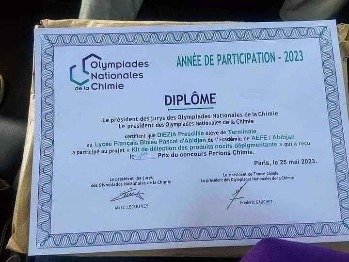 edithbrou's tweet photo. Félicitations aux deux jeunes ivoiriennes 🇨🇮 en classe de Terminale, Prescillia Diezia et son amie Aminata, qui ont remporté le jeudi 25 Mai, le Prix du Concours de Chimie de toutes les écoles françaises 🇨🇵🔥💪🏾
Elles ont présenté un « Kit de détection des produits nocifs dépigmentants ».
Félicitations aux championnes de chimie issue du lycée Blaise Pascal d'Abidjan ! 

***A RETENIR👉🏾 Organisés chaque année au niveau national et régional, les concours des Olympiades de la Chimie ont pour objectifs de susciter l’intérêt des lycéens pour la Chimie. Pour la dernière édition, 52 lycéens parmi plus de 2.800 jeunes de toute la France et de lycées français de l’étranger ont participé aux épreuves finales du concours national à Paris les 23 et 24 mai 2023, sur le thème « Chimie et cosmétique » ***