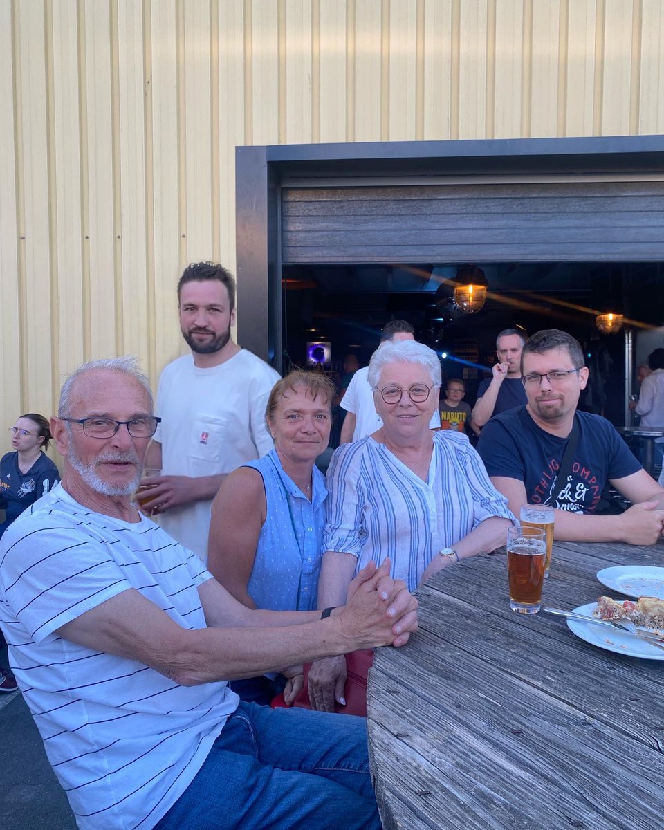 phenix_de_reims's tweet photo. Soirée de fin de saison 🍻

Afin de clôturer tous ensemble la saison, hier, le club a donné rendez-vous aux joueurs, dirigeants, bénévoles et supporters Givrés pour un repas chez notre partenaire Brasserie La Bouquine pour beau moment de partage et de convivialité ☀️ https://t.co/Eyrdkepjx4