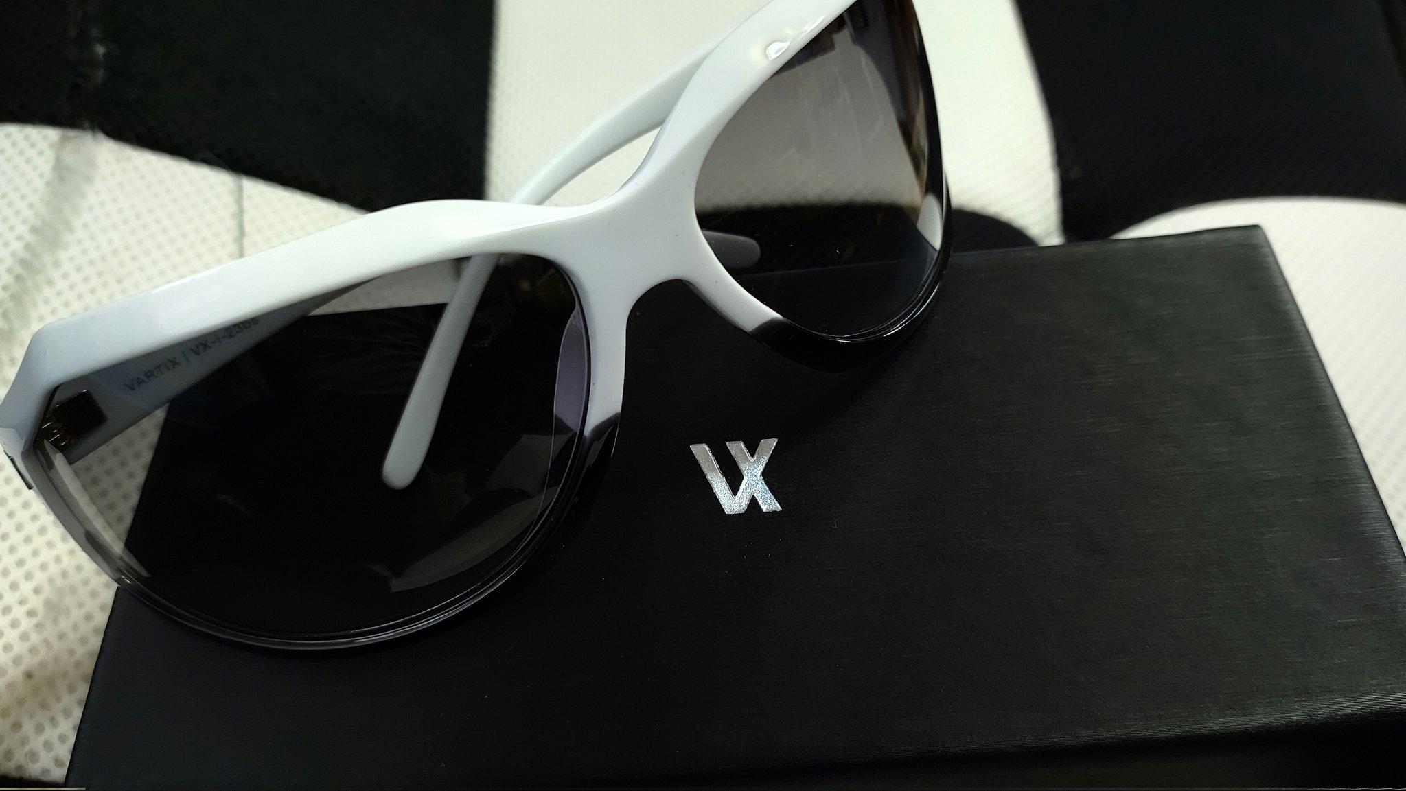 VARTIX インジェクションサングラス ホワイト＆ブラック インジェクションサングラス ホワイト＆ブラック – VARTIX