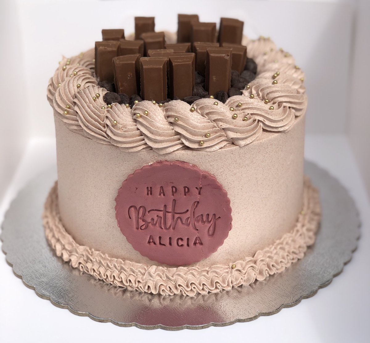 zisvngs's tweet photo. The KitKat cake is slowly replacing the Maltesers cake 🤩
•
•
•
•
•
#zisungs #accrabaker #kitkatcake #birthdaycake https://t.co/DyVyXUOHTH