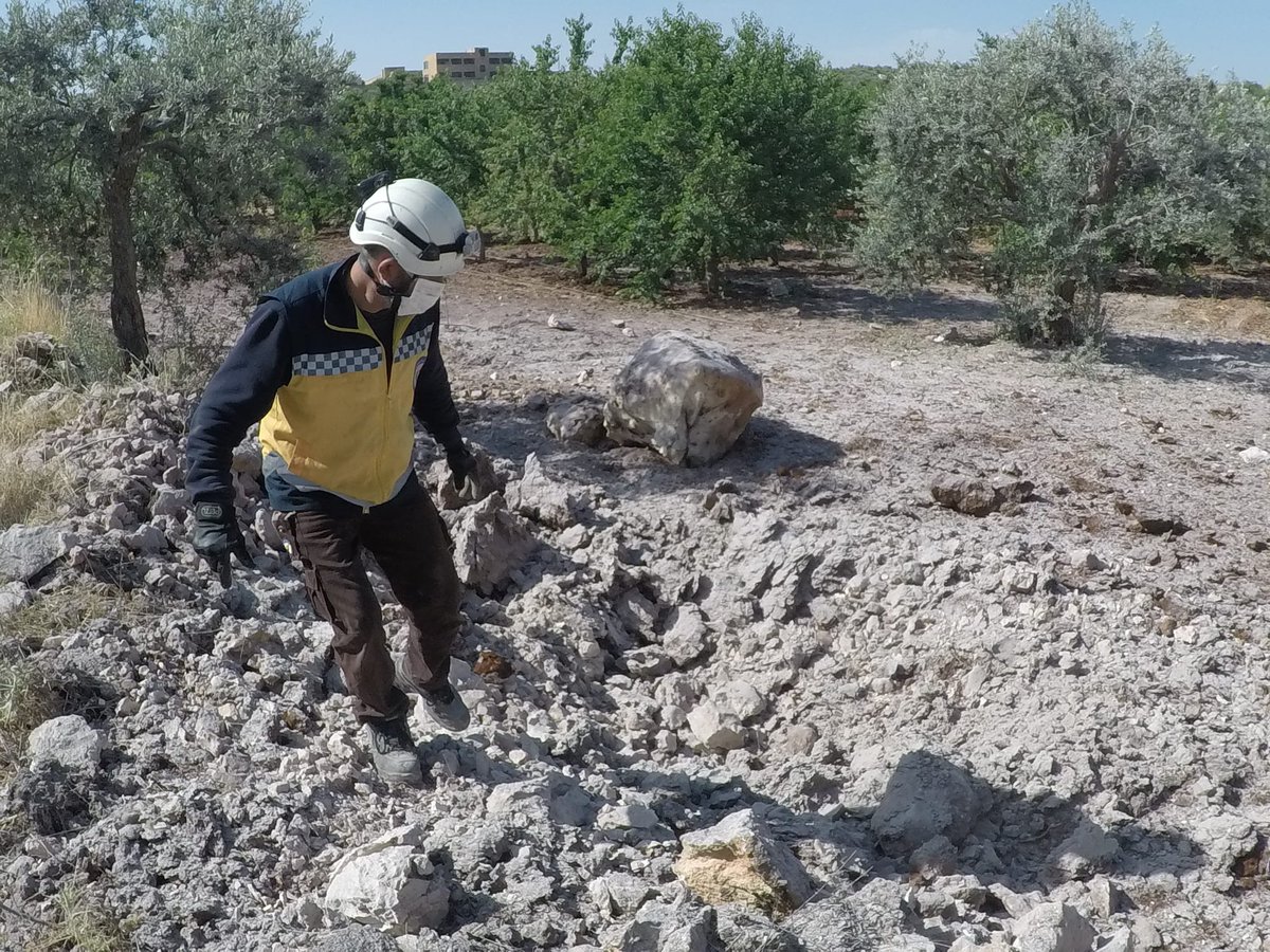 Rocket bombardment by regime forces and Russia targeted residential neighborhoods and agricultural lands in the village of Ihsim in the southern countryside of #Idlib this morning, Thursday, June 1. Our teams inspected the targeted areas and reported no casualties.
#WhiteHelmets…
