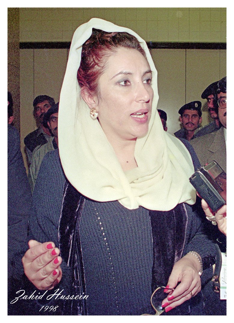 Shaheed Benazir Bhutto speaks to journalists at Karachi airport on her arrival from Dubai 1998. @BBhuttoZardari @zahidpix