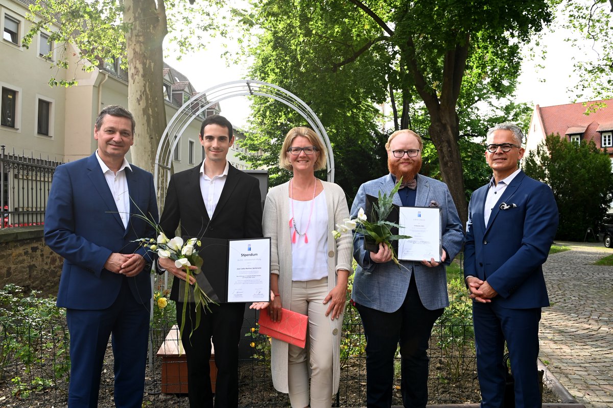 Congratulations to Albrecht Fröhlich from Prof. Roselli’s Group for receiving the Hannelore Kohl-Stiftung Förderpreis 2023! #CRC1149 #traumaresearch #Trauma
Official statement:
hannelore-kohl-stiftung.de/presse/pressem…