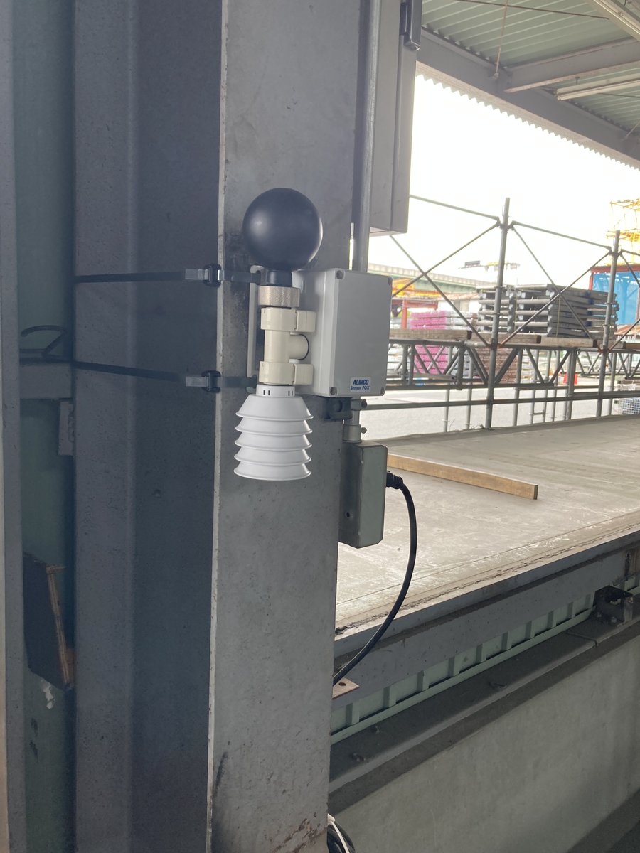 alinco_iot's tweet photo. 大阪泉大津機材センターにも #DKSF100 を設置しました！
トタン屋根で夏場や梅雨時は熱中症になりやすそうな環境です。

#DKSF100 は熱中症危険度を数値で確認できるので、こまめな水分補給や休憩を自発的に、また周囲からも促すことができます。
従業員の安全第一！

#アルインコ ＃熱中症 #泉大津市 https://t.co/xz17BHiKgZ