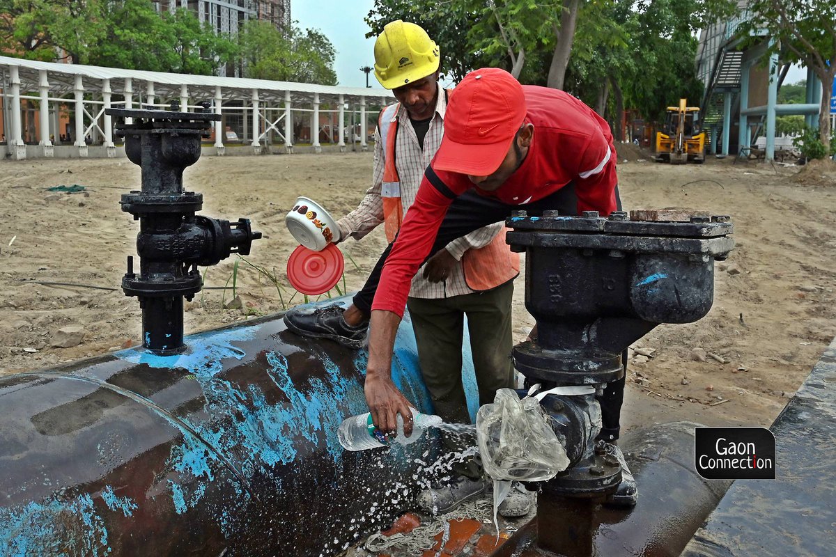 GaonConnectionE's tweet image. #PhotoFeature | Long lines, leaking pipes and a perpetual thirst — just another summer day for Delhi’s urban poor

Photos by @PrakashSingh_73

@CMODelhi @indiawater @CWCOfficial_GoI @CGWB_CHQ
@Water 

🔗 shorturl.at/HLQTW