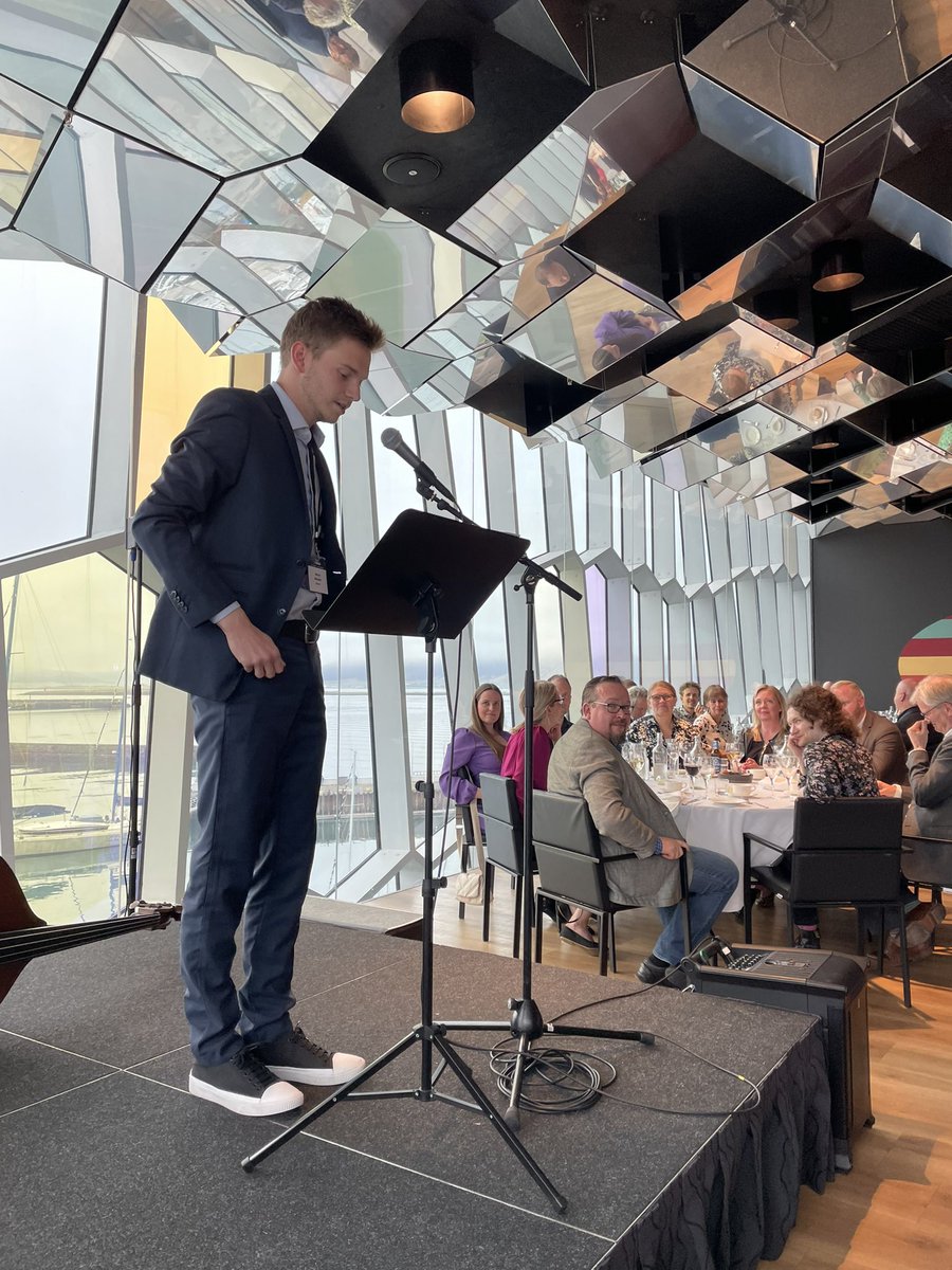 LowImagination's tweet image. I går aftes fik jeg lov til at overrække @SnsuSorg prisen 2023 til Marcus @mossalski  for hans gode arbejde med at skabe opmærksomhed omkring ludomani, herunder hvordan danske steamerer og influenter markedsfører pengespil til børn og unge. En god aften i Reykjavik 🥳