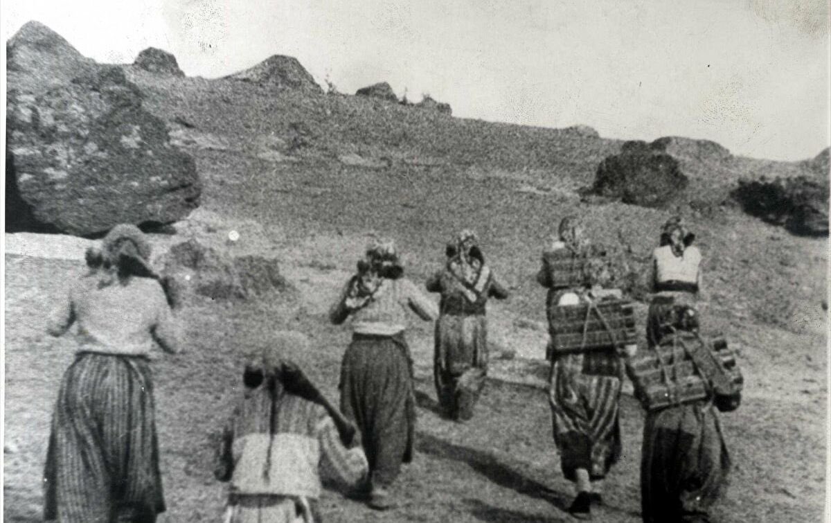 Kurtuluş savaşı, sosyal medya ve iletişim kanalları yoksun olduğu dönem Atatürk köylerde her eve , kahvehaneye camiye kadar nasıl sesini duyurduysa aynı siyaseti bugün CHP yapamadı.
Ülke araplar tarafından işgal altında, ayağa kalkma zamanı araplaşmayacağız !