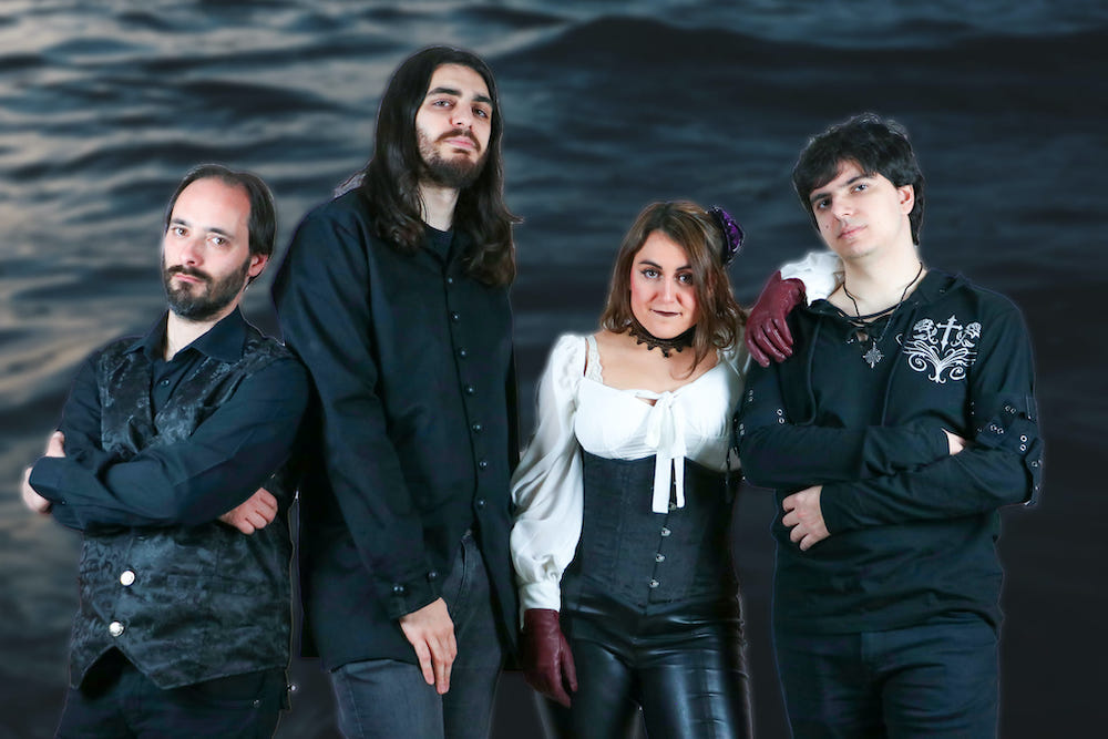 Donostiako Legacy of the Seas taldeak aldaketa batzuk izan ditu azken hilabeteotan. Izena aldatzea erabaki zuten, eta laukotea egonkortu dute 'Eternidad' lana berrargitaratzeko!

herrikoburdina.eus/legacy-of-the-…

#EpicMetal #PowerMetal