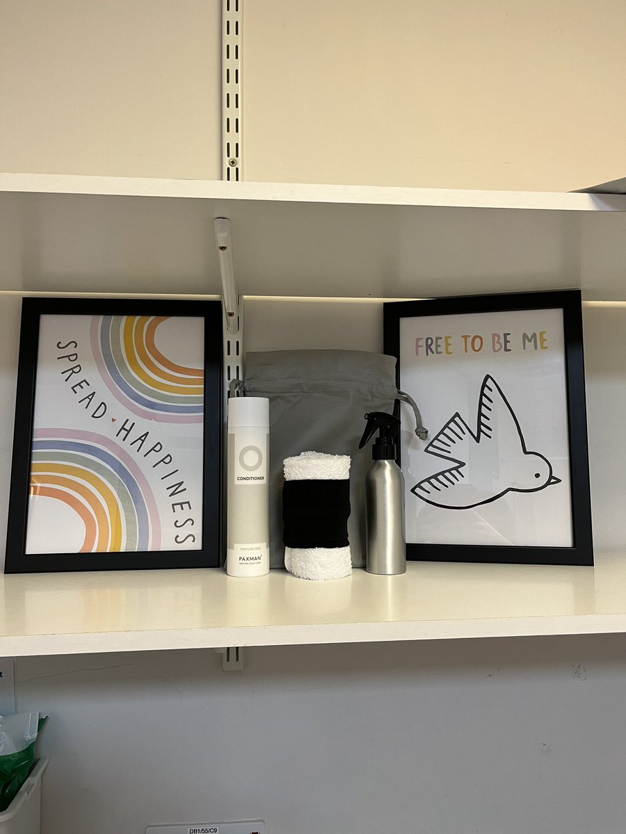 Deborah12Pax's tweet image. Training in Torbay following commissioning of new PSCS. Great display in the scalp cooling room it’s very motivating for patients.
#scalpcooling great to see the summit white papers on display too.