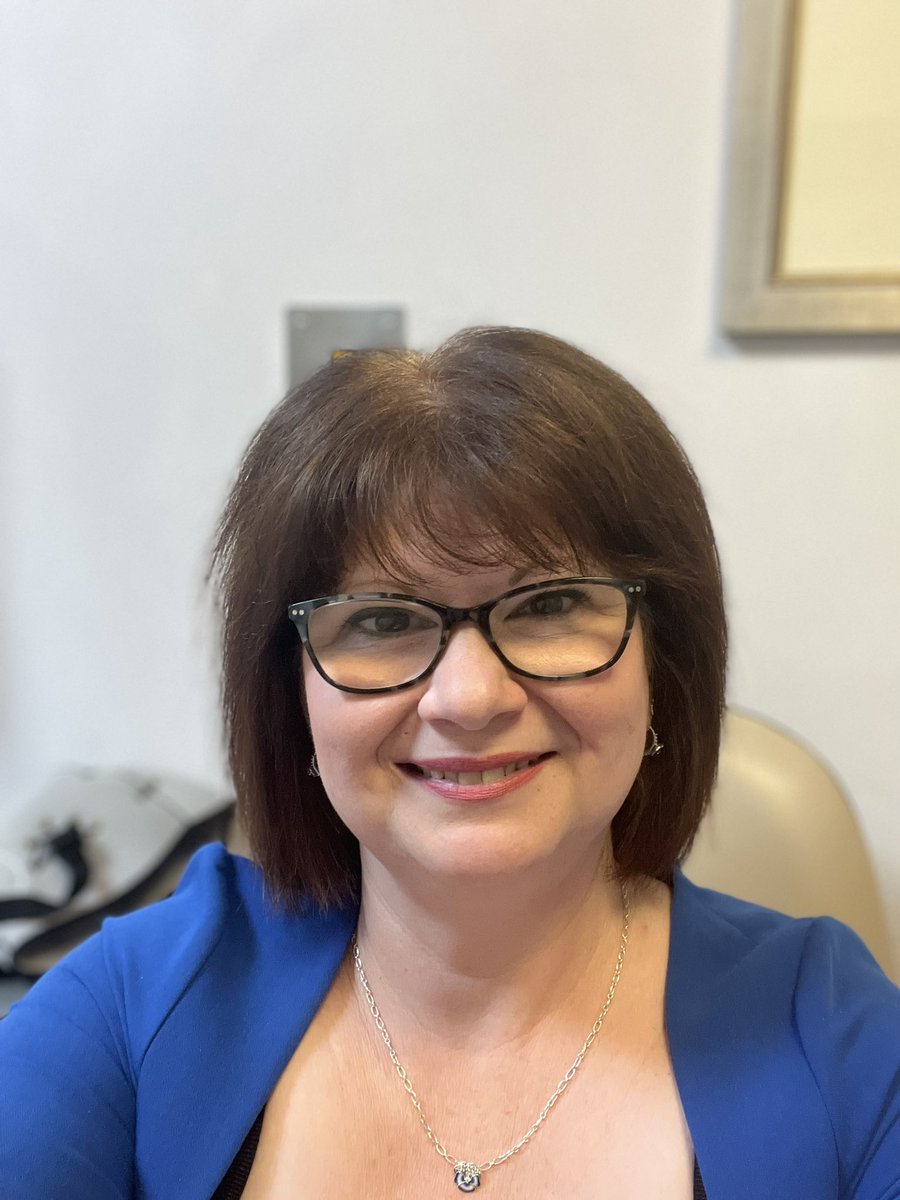 Deborah12Pax's tweet image. Training in Torbay following commissioning of new PSCS. Great display in the scalp cooling room it’s very motivating for patients.
#scalpcooling great to see the summit white papers on display too.