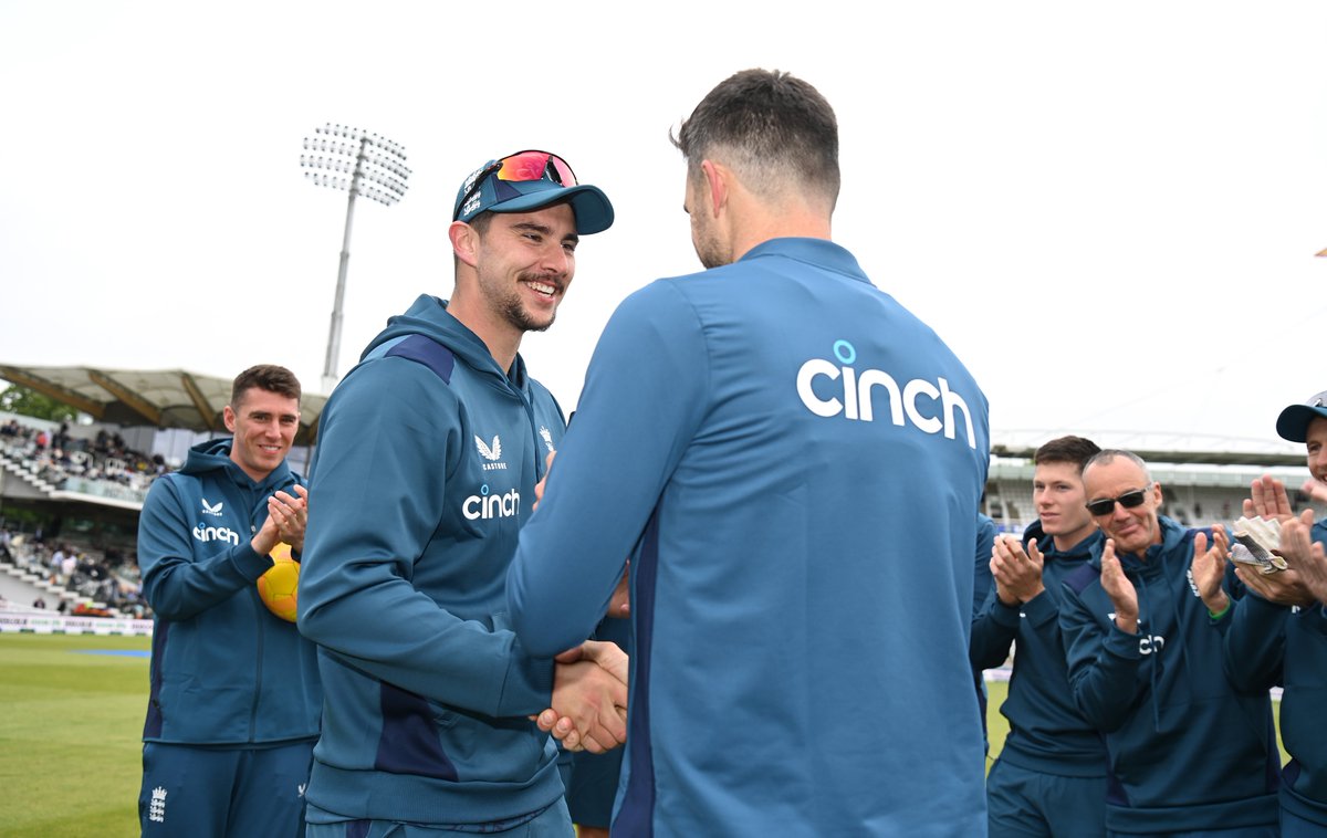 With his mum, dad, partner and son all watching on... Jimmy Anderson presents Josh Tongue with his very first England cap ❤️🧢 A special moment for the whole family 👨‍👩‍👦 Congratulations, Josh 👏