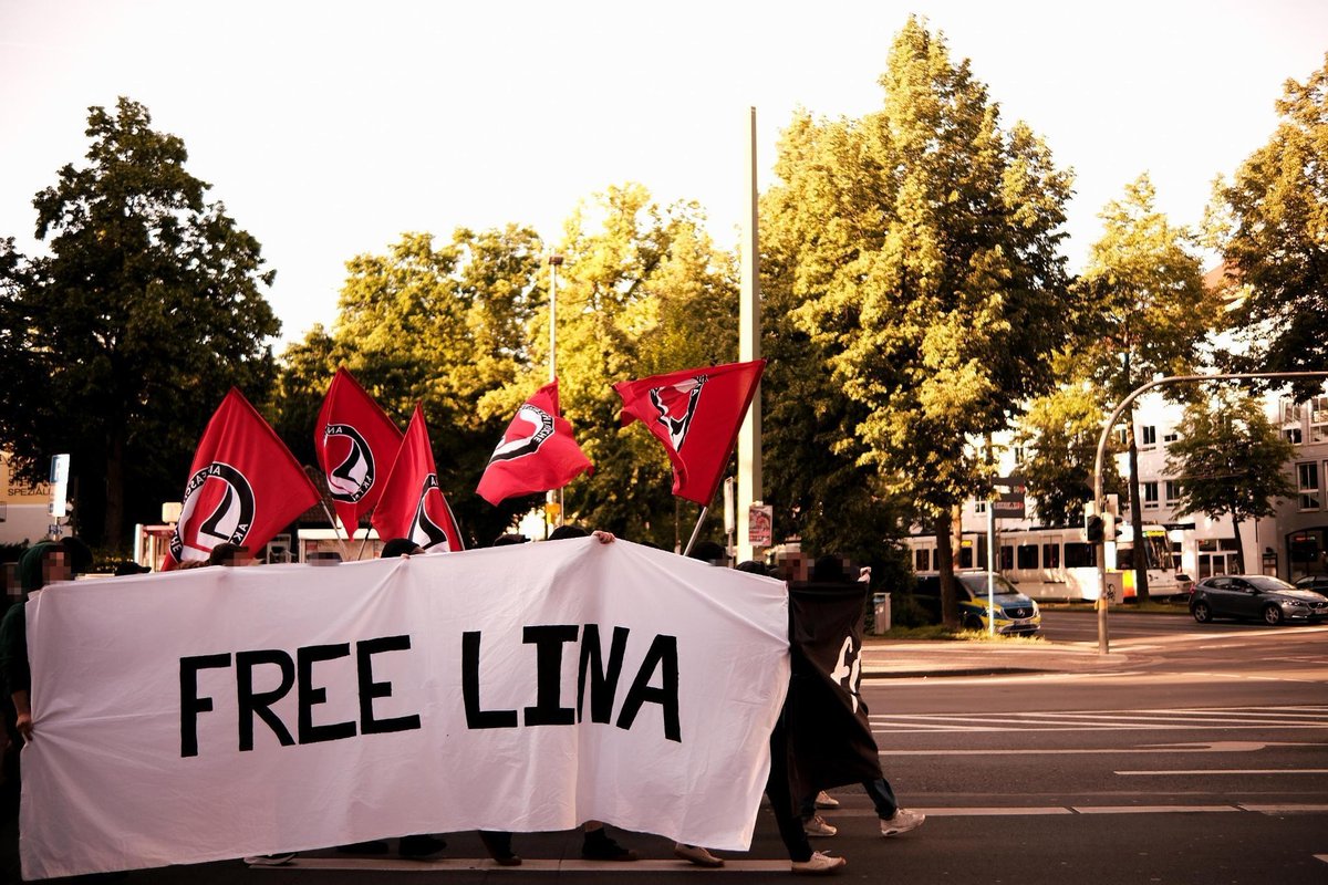 Gestern haben tausende Antifas bundesweit gegen das Urteil im #AntifaOst Prozess demonstriert. Ergänzt gerne:

2500 Hamburg
2000 Leipzig
800 Berlin
600 Hannover
500 Dresden
400 Bremen
250 Köln
200 Bielefeld
200 Göttingen
150 Dortmund
150 Frankfurt
120 Karlsruhe