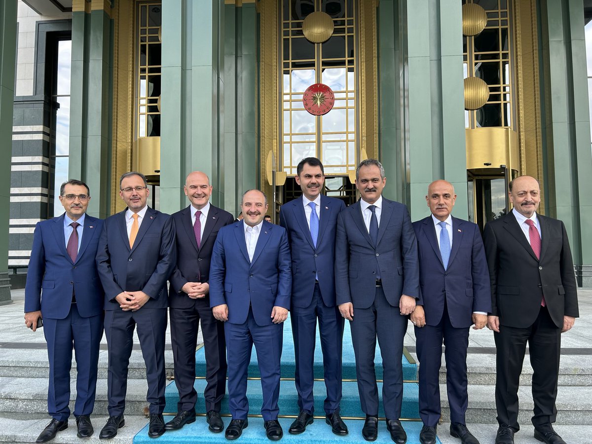 99. kabine toplantısı hatırası... 

Dünya tarihinde eşi benzeri görülmemiş şekilde; 21 yıllık iktidarın ardından demokrasi şöleni gibi geçen 16. seçimini de kazanan gerçek bir LİDER'e karınca kararınca destek vermeye çalışmanın haklı gururu yüzümüze yansımış. 

Elhamdülillah!