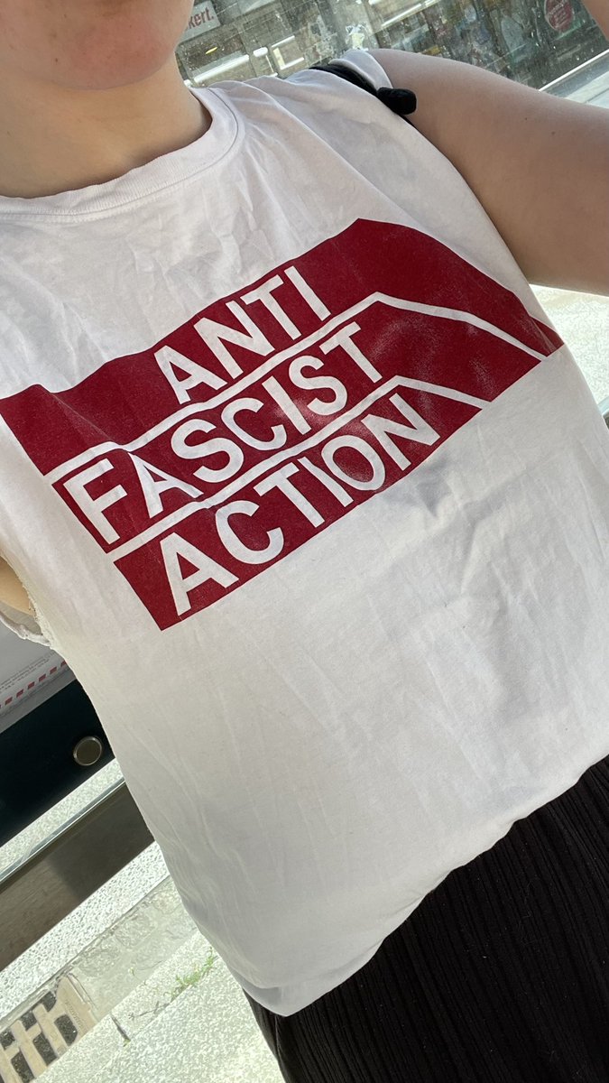 Gewagtes Outfit heute in #Chemnitz, aber umso nötiger, Haltung zu zeigen! #Antifaschismus ist keine Wahl, sondern eine Pflicht! 

#antifa #wirsindallelinx #antifaost #freelina #Lina #Solidarität