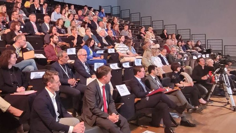 [#AvecPôleEmploi]📢 L'Art d'Accéder à l'Emploi, c'est quoi ❓ Un dispositif innovant qui unit Art et Emploi en faveur de l'inclusion et du retour à l'emploi des personnes qui en ont le plus besoin 💪

#OnEstLàPourVous #LArtdAccederALEmploi