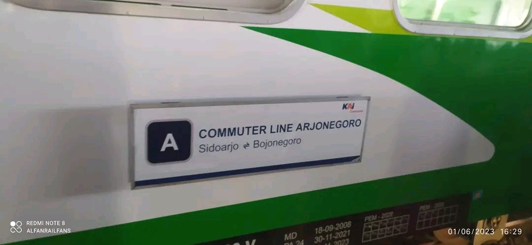 Kereta Api Commuter Line Arjonegoro rute Sidoarjo - Surabaya - Babat - Bojonegoro pp hari ini 1 Juni 2023 menggunakan rangkaian KRDI. Pastinya terdapat pengurangan kapasitas penumpang dari sebelumnya sekitar 800 orang kini menjadi sekitar 350 penumpang. Semoga KRDI nya kuat gak…