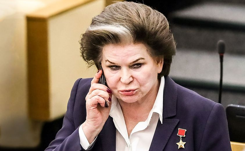 Терешкова звонит Лукашенко:
•  Александр Григорьевич, а не хотите стать Президентом России?
•  А что, Путин ушел в отставку?
•  Нет, он сегодня ночью обнулился…
©ИИ+
