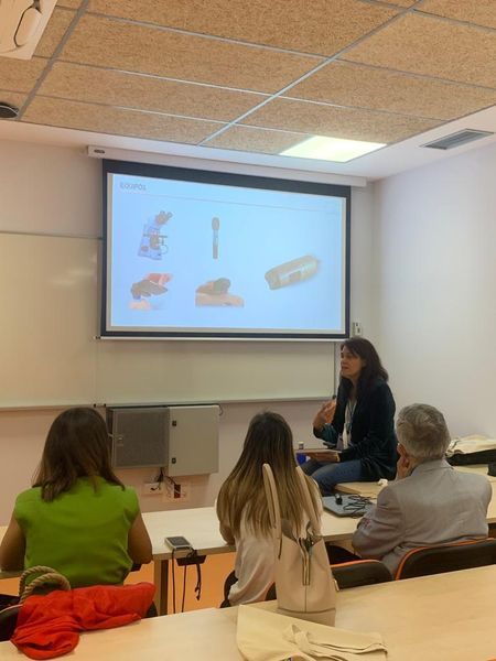 Sademi_MI's tweet photo. Tiene lugar en estos momentos el interesante 👉Taller. #Capilaroscopia: "Cuatro ojos (lentes) mejor que dos
Aula 31 (3ª planta)
👤Ponente:
Dra. Esther Sánchez García
#37sademi https://t.co/rluEkoY1G4