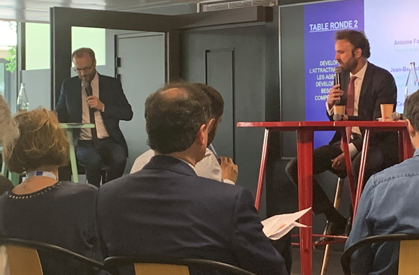 Cette table ronde débute avec Antoine Foucher, président de Quintet qui aborde le sujet des mutations du monde du travail et l’enjeu d’attractivité des métiers.
#AGFNIL2023 #créateursdeproduitslaitiers