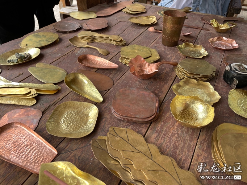 A piece of copper can be transformed into various lifelike and interesting shapes through skilled craftsmen's hammering and beating, which is the traditional copper-working technique of the Naxi people. (Photo by GLF) #有一种叫云南的生活