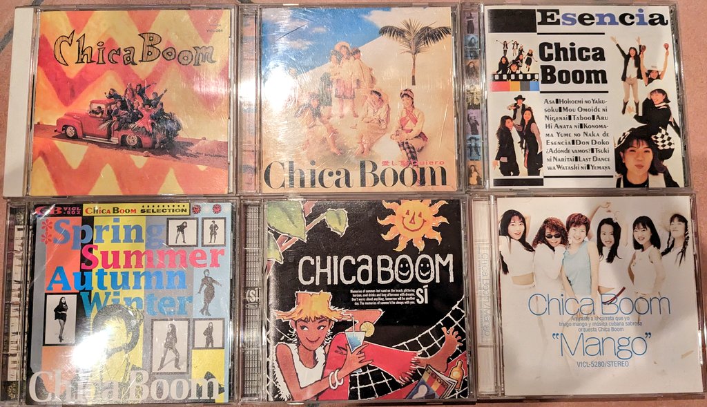 昔ChicaBoom(チカブーン)っていうサルサバンドが好きだったことを急に思い出して、もしかしたらCD持ってるかも!?って探したみたらアルバム全部持ってたみたいでいっぱい出てきた 笑 うれしい🎶ゆっくり聴こうっと🎶