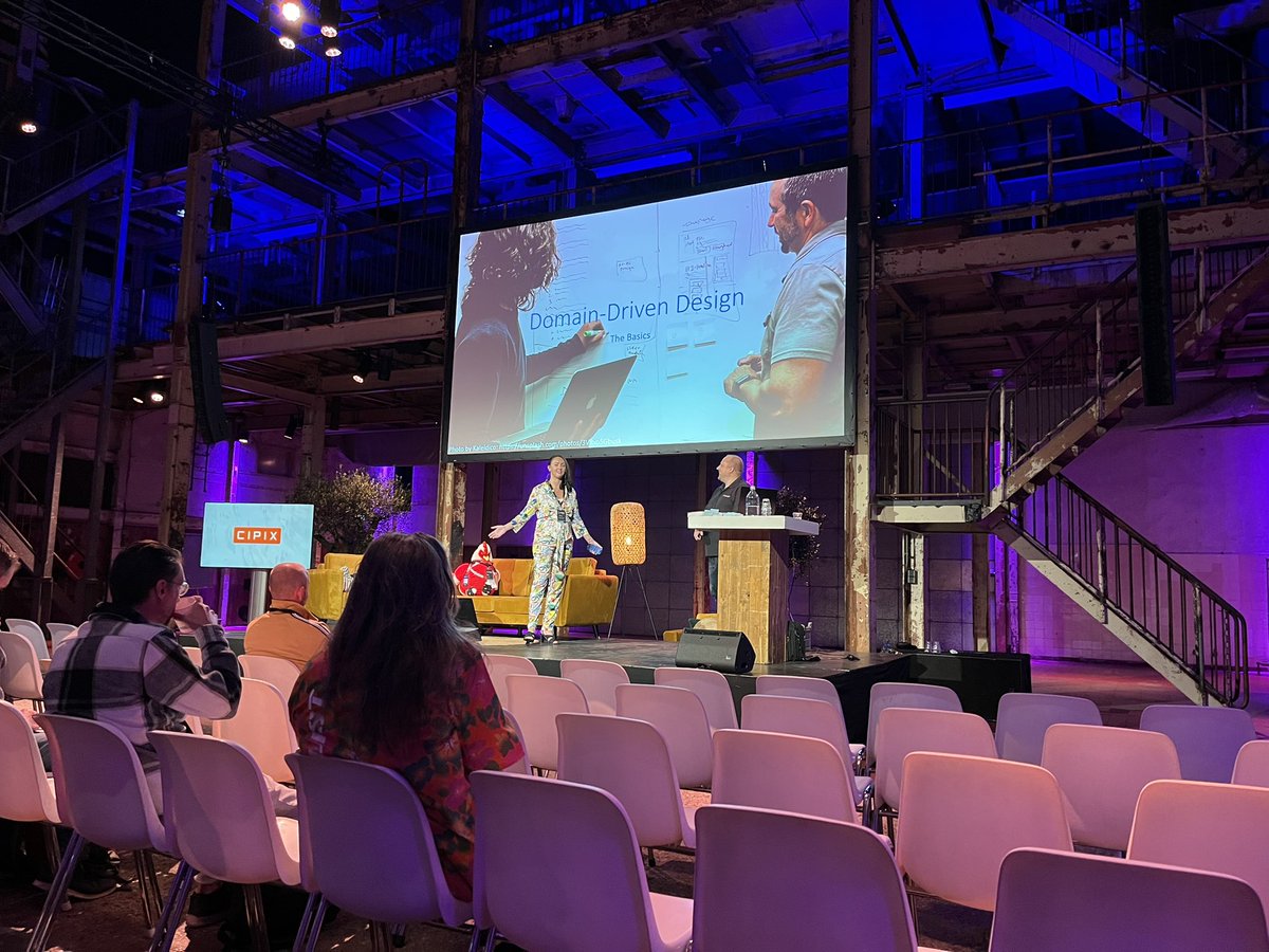 bertboerland's tweet image. @skoopnl at #drupaljam on domain driven design.