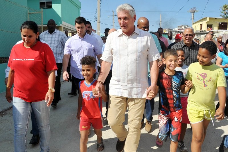 #CreciendoAlFuturo respondo al reto lanzado por <a href="/CesjCuba/">CesjCuba</a>: 

El niño que llevo dentro me acerca siempre a los niños que tengo cerca. Me encanta verlos aparecer de la mano de sus madres o sus padres cuando  visitamos comunidades o barrios en transformación.

🧵